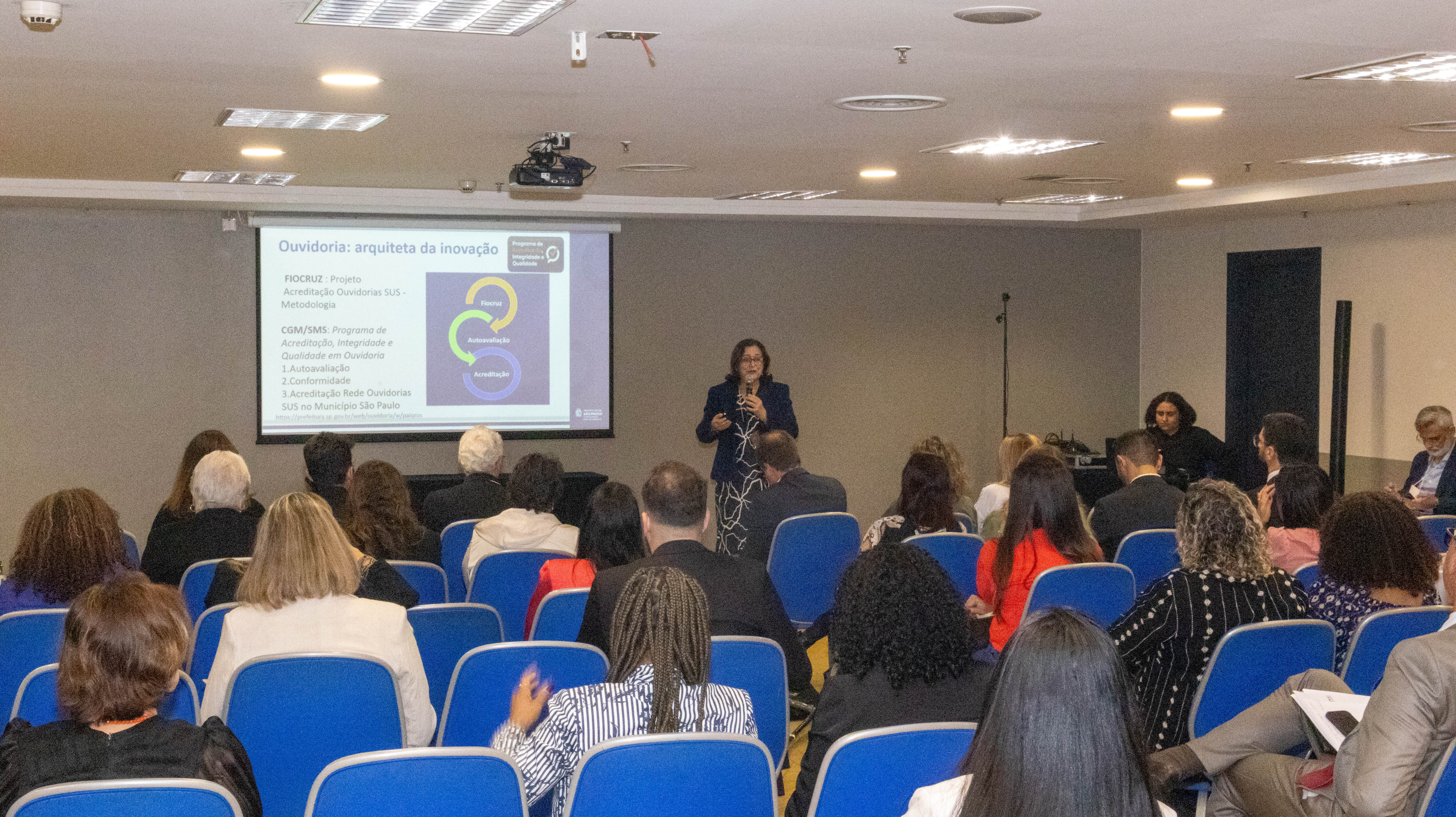 Registro de uma palestra dentro de um auditório