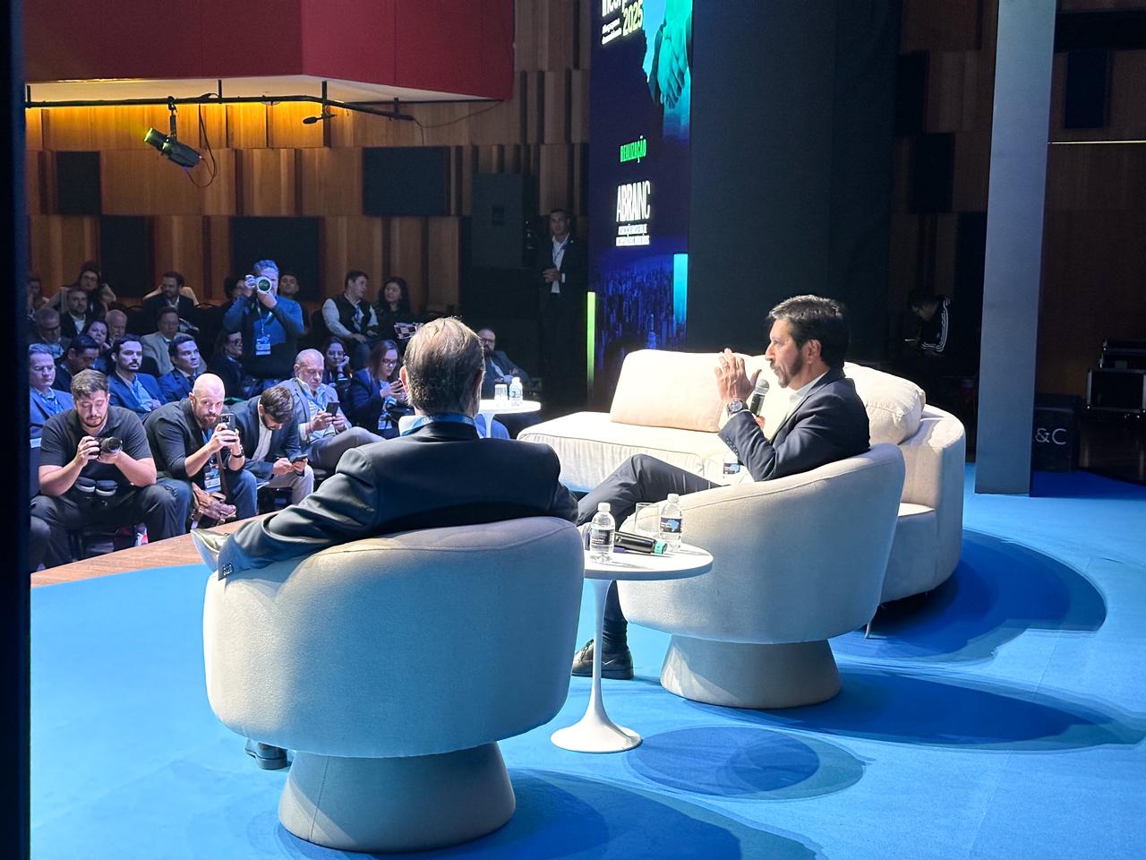 Prefeito Ricardo Nunes discursando durante o 8º Fórum INCORPORA 