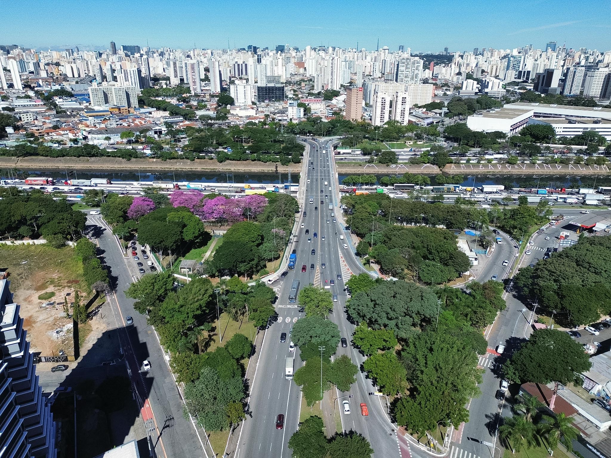 Vista área da Ponte da Casa Verde com alças de acesso ajardinadas nos dois lados da ponte, onde foram implantados os 4 novos bosques. Na imagem, aparece em destque a via que faz a transposição do rio e as 4 pistas da Marginal Tietê
