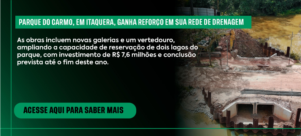 Fotografia aérea em ângulo inclinado mostrando uma obra de drenagem em andamento no Parque do Carmo, em Itaquera, São Paulo.  Do lado esquerdo, sobre um fundo verde-escuro, há um painel informativo com texto em branco e verde-claro. O título diz: 