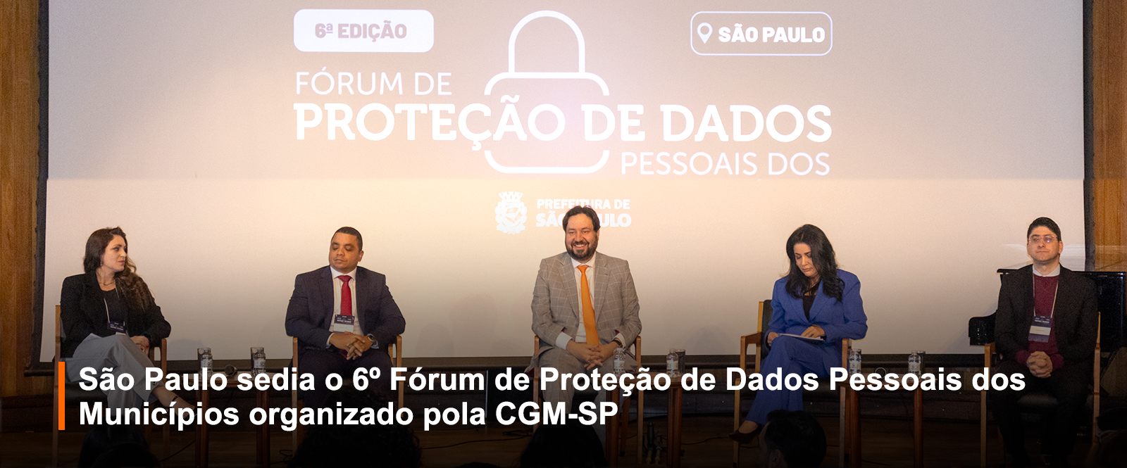 Registro fotográfico, 5 pessoas no palco no inicío do evento, estas são as autoridades