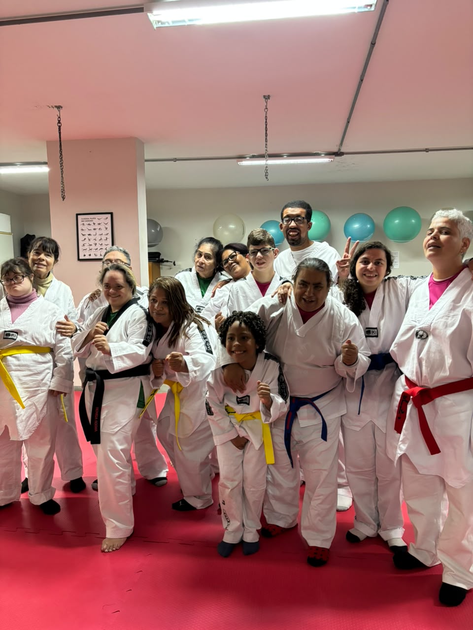 Foto de atletas de taekwondo.