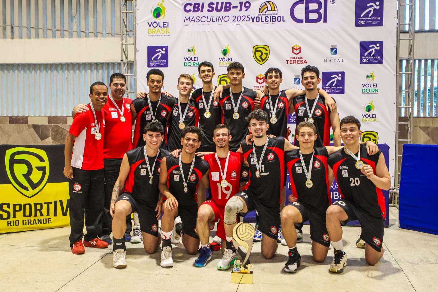 Na imagem, time masculino de vôlei sub-19 campeão do CBI.