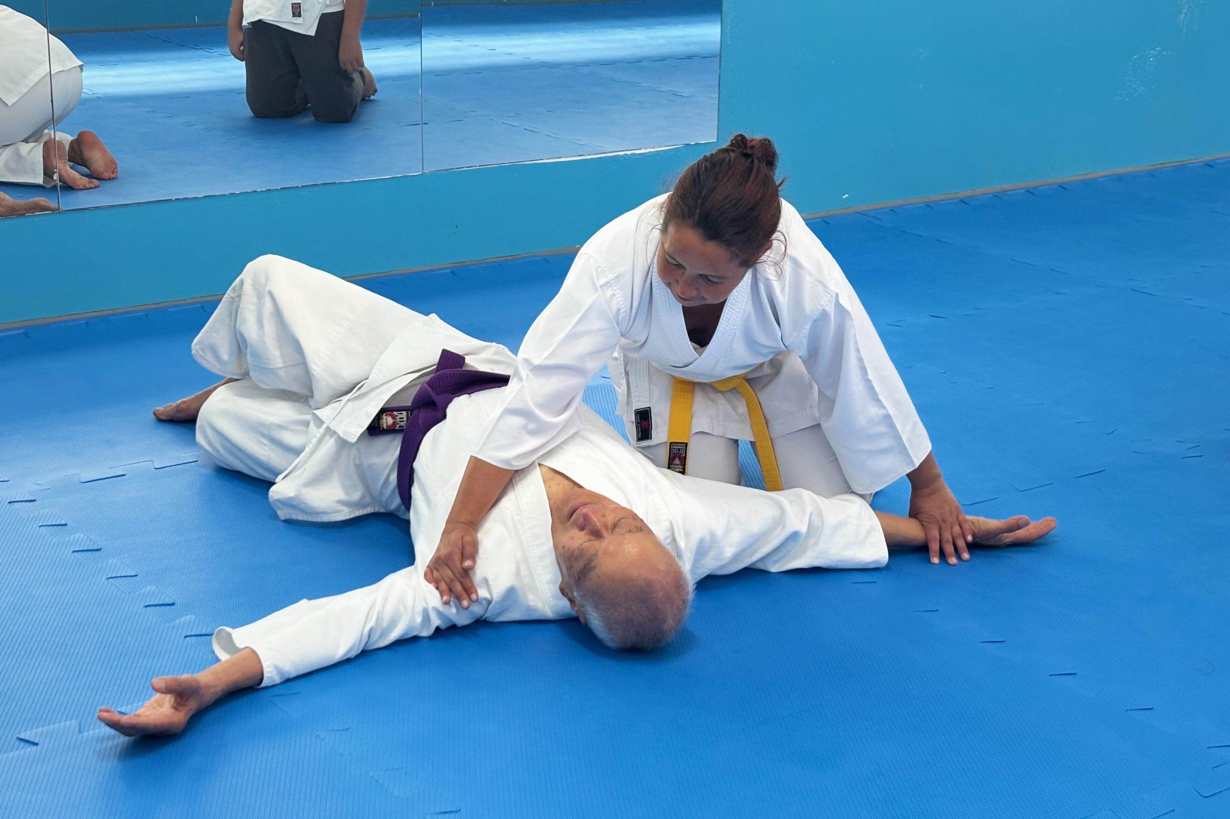 Na imagem, aluno praticando Aikido no CEE Joerg Bruder.