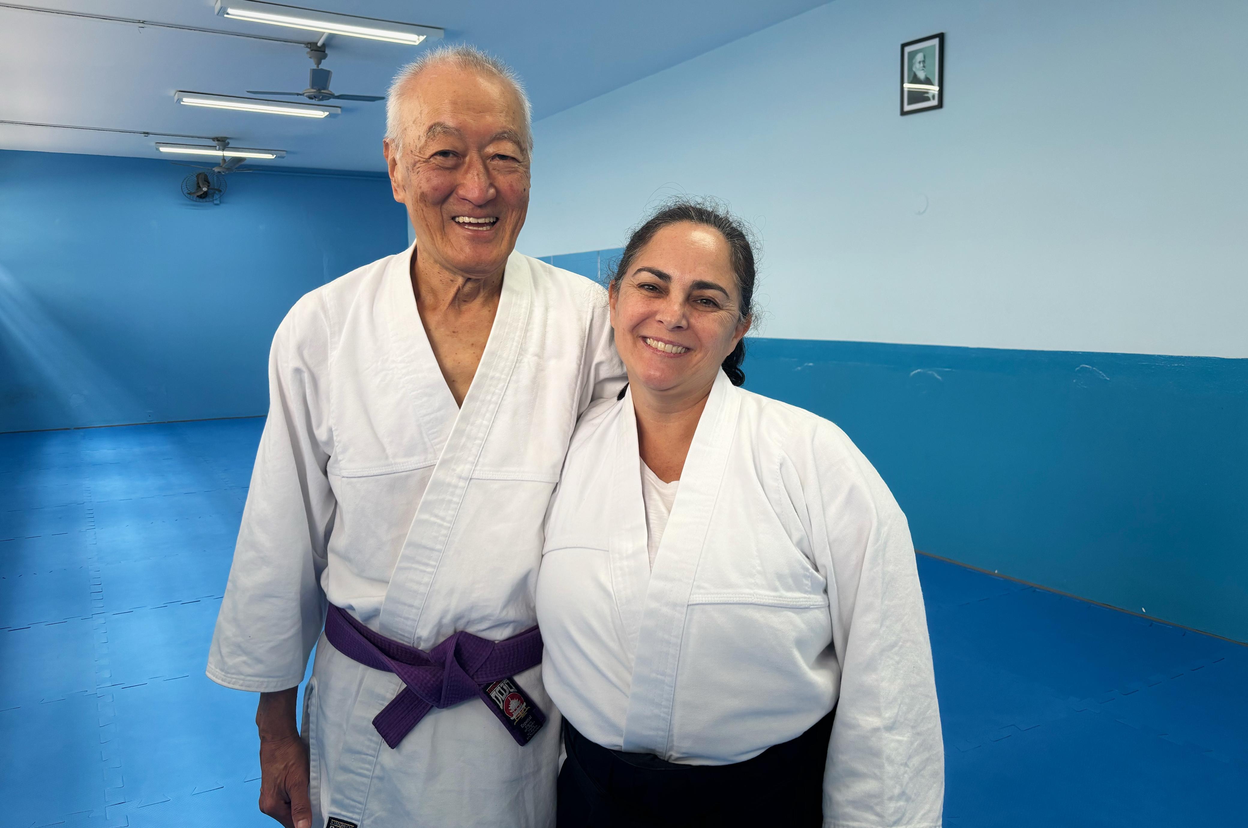 Na imagem, aluno de Aikido com a professora da modalidade do CEE Joerg Bruder.