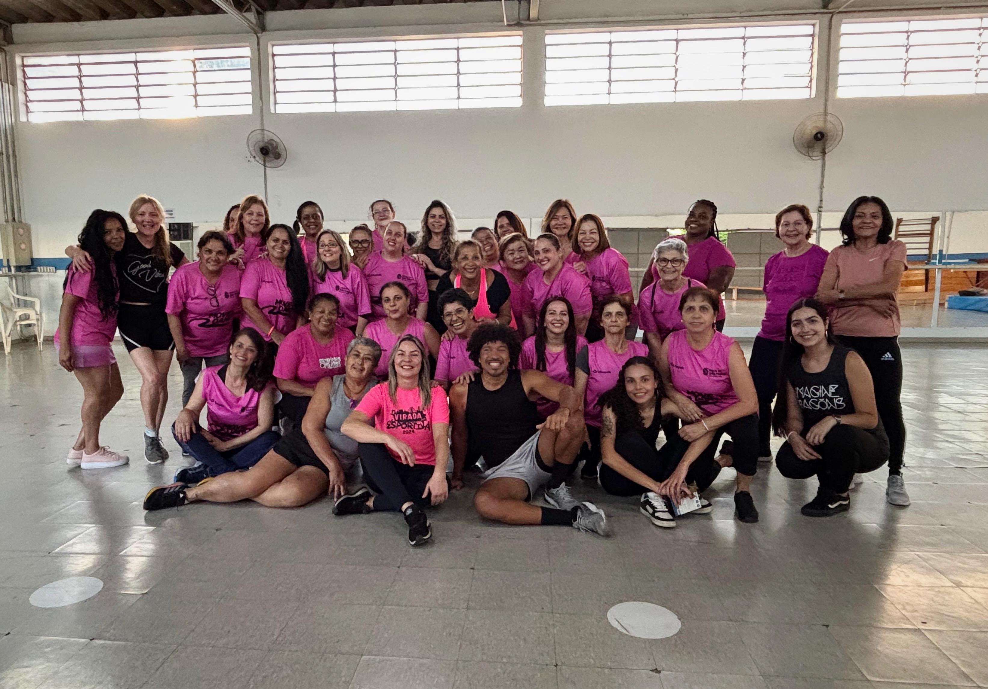 Na imagem, alunas da aula de ritmos.