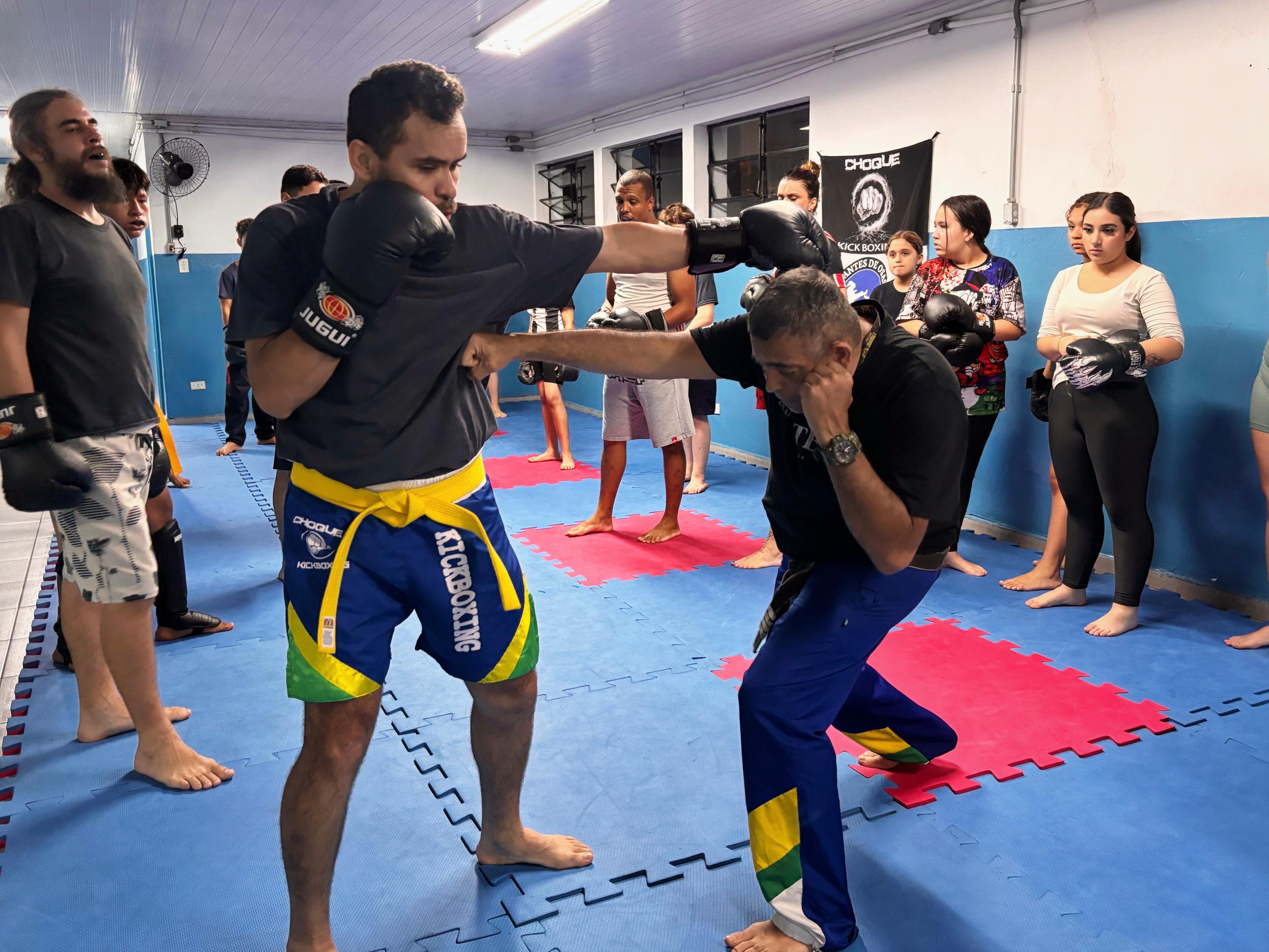 Na imagem, atletas de kickboxing na aula do CE Cambuci.