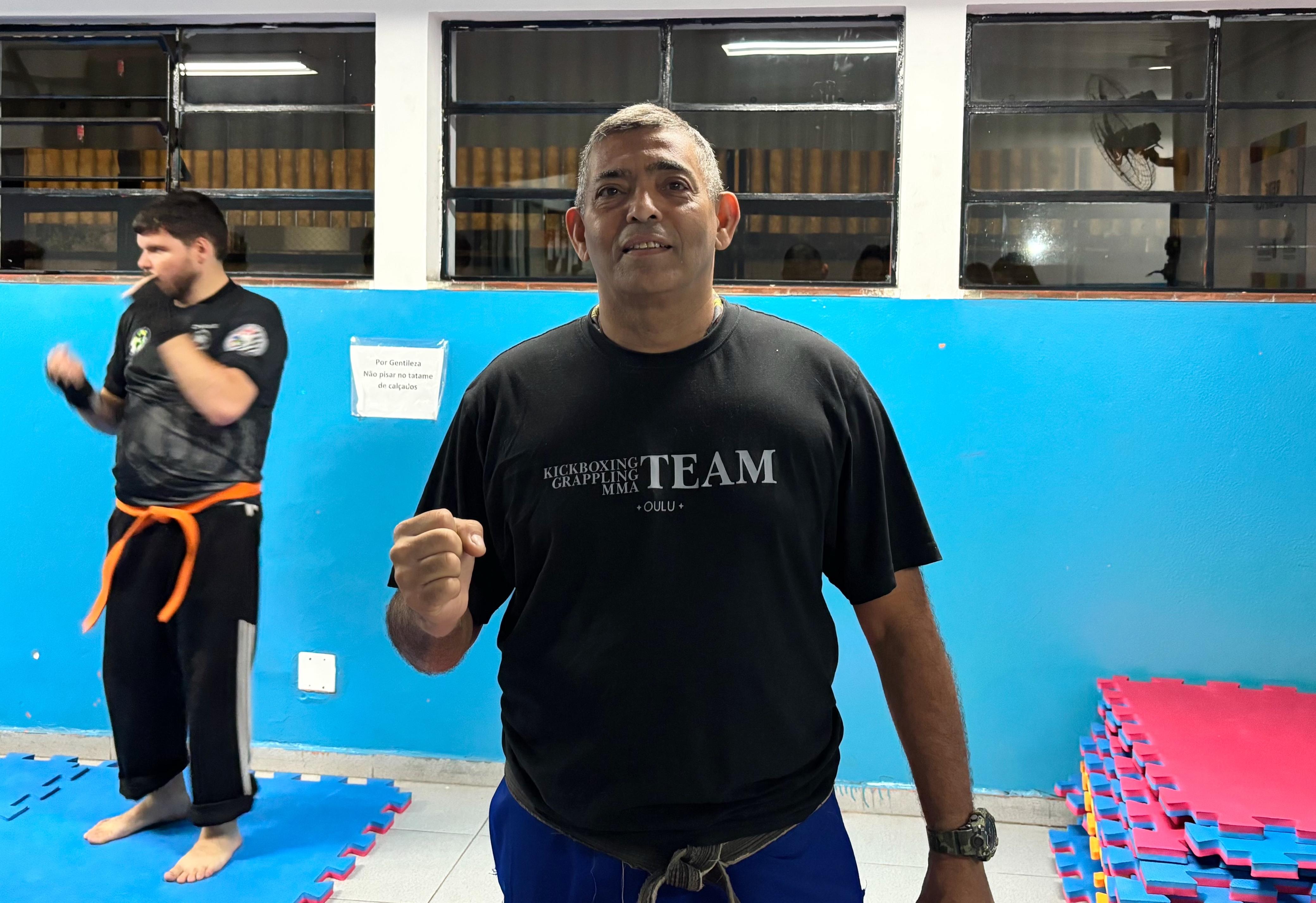 Na imagem, professor Choque de kickboxing.