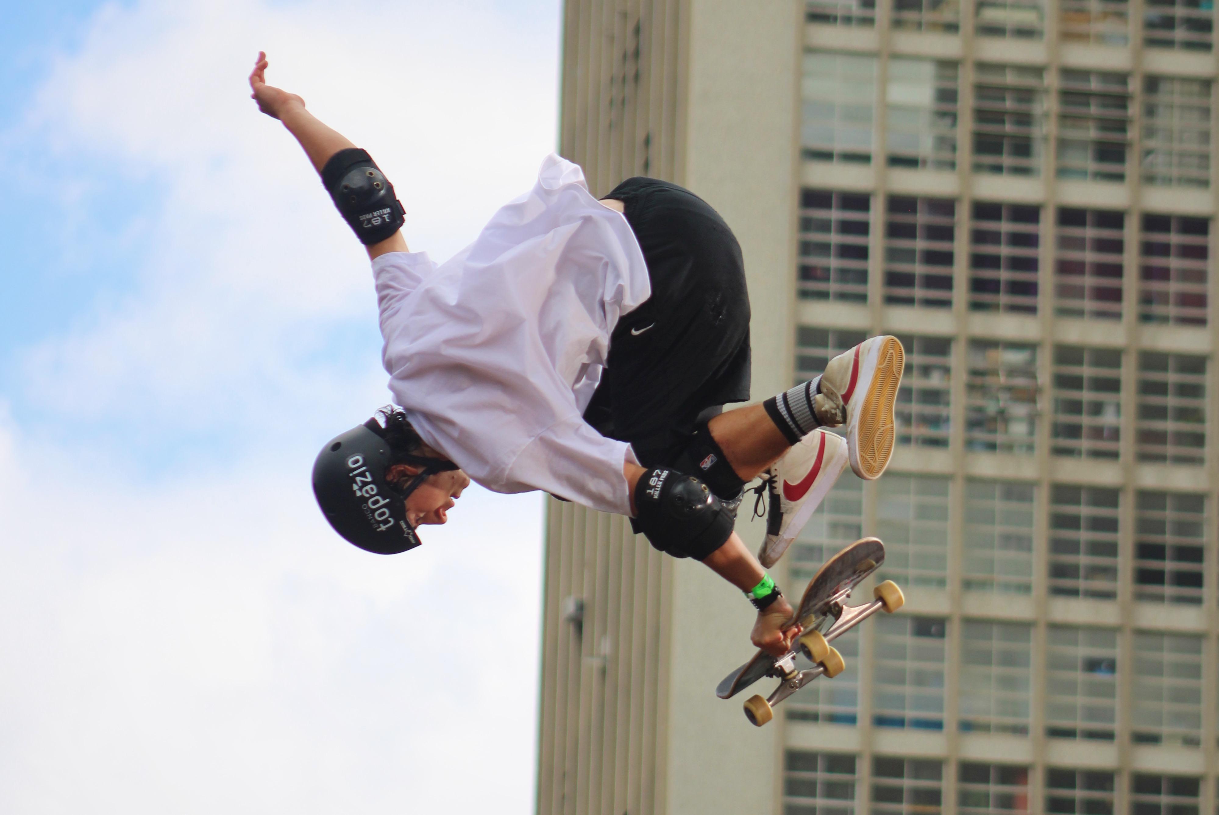 Na imagem, skatista Luigi Cini na competição.