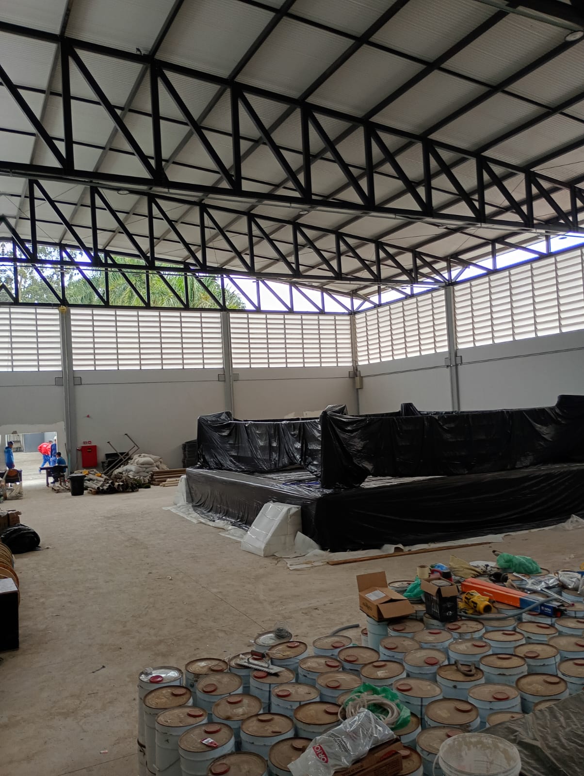 Na imagem, contém um espaço voltado para artes marciais e esportes de combate.