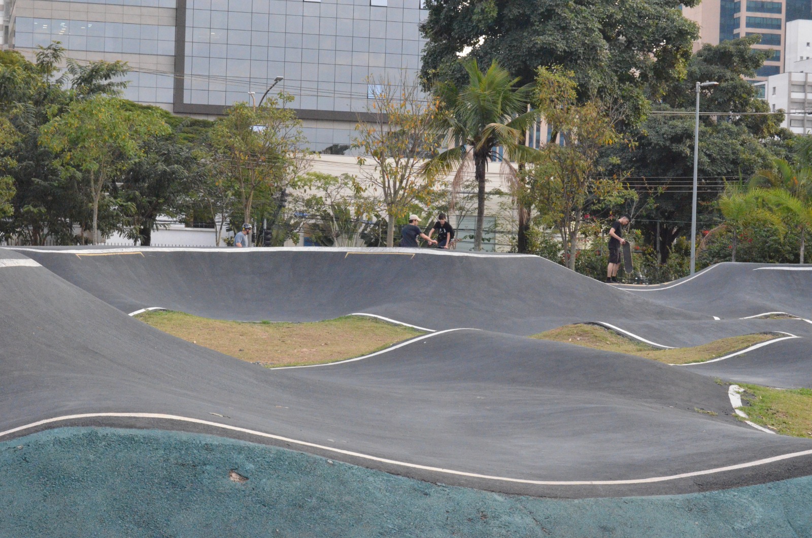 Na imagem, está presente o circuito para bicicletas, skates e patins.