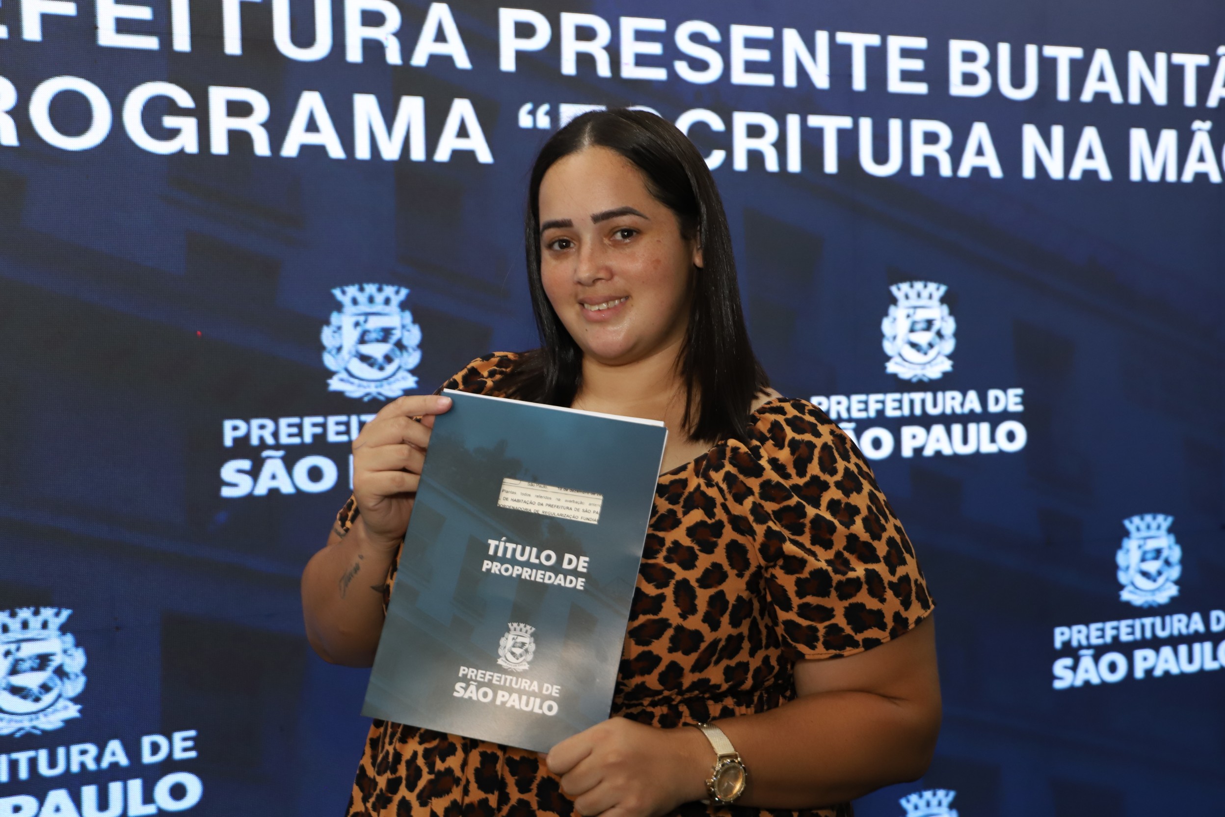 Moradora do Butantã recebe seu título de propriedade. Foto: Gildson di Souza /PrefSP