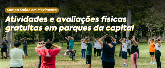 Foto de atividade física comunitária em parque. A imagem mostra um grupo de pessoas em círculo realizando exercícios com as mãos sobre a cabeça, em uma rotina guiada de alongamento ou condicionamento físico. O cenário é um parque com gramado e árvores, transmitindo ambiente natural e descontraído. O texto presente na arte diz: “Sampa Saúde em Movimento – Atividades e avaliações físicas gratuitas em parques da capital”. A composição reforça a ideia de promoção da saúde, bem-estar e integração social em espaço público.