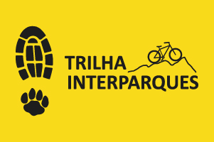 Imagem com fundo amarelo intenso. À esquerda, há o desenho de uma pegada de bota preta, vista de baixo, e logo abaixo uma pegada de pata de animal, também preta. Ao centro, em letras grandes, pretas e em negrito, está escrito: 