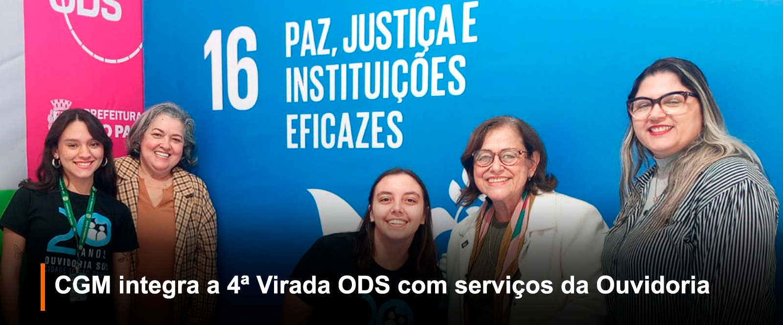 Fotografia de evento institucional: cinco mulheres sorrindo, duas com camisetas dos 20 anos da Ouvidoria SUS de São Paulo. Ao fundo, painéis com o ODS 16 (