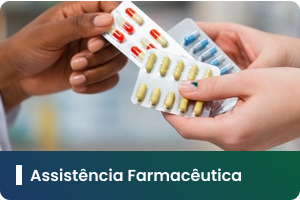 Pra Todos Verem: Card com fotografia relacionada ao acesso a medicamentos. Em primeiro plano, duas pessoas seguram cartelas contendo comprimidos e cápsulas de diferentes cores e formatos. A imagem destaca o fornecimento e a orientação sobre medicamentos. Na faixa inferior em degradê azul e verde, está o texto: “Assistência Farmacêutica”.