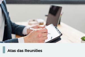 A imagem mostra uma pessoa segurando uma prancheta, abaixo uma faixa com o texto 