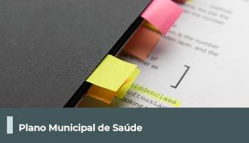 A imagem mostra um documento com post its, abaixo um texto descrito 