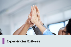 A imagem mostra um grupo de pessoas com as mãos ao alto e juntos. Abaixo, um texto escrito 