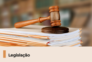 A imagem mostra uma pilha de documentos com um martelo jurídico. Abaixo, uma faixa com o texto 