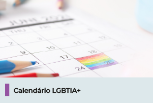 A imagem possui um fundo claro de um calendário com uma data em destaque, pintado com as cores da bandeira LGBTIA+. Abaixo, uma faixa com o texto 