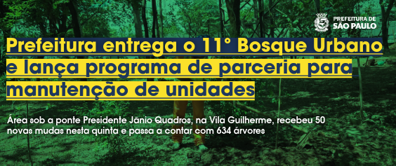 A imagem possui um filtro esverdeado e mostra, ao fundo, uma área com terra e diversas árvores de pequeno e médio porte. No centro, de forma sutil, aparece a parte inferior das pernas de uma pessoa vestindo calça e botas de trabalho na cor laranja. No canto superior direito, há o logotipo da Prefeitura de São Paulo. O texto principal, em letras amarelas com sublinhado azul, diz: 