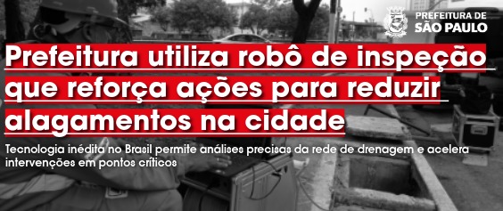 A imagem, em tons de preto e branco, mostra um técnico da prefeitura agachado à esquerda, utilizando um notebook para controlar um equipamento de inspeção ao lado de um bueiro aberto em uma via urbana. O técnico veste uniforme de trabalho com faixas refletivas e capacete. Ao fundo, nota-se o movimento de uma avenida com árvores e um carro branco. No canto superior direito, está o logotipo da Prefeitura de São Paulo. Sobre a imagem, há um destaque em faixas vermelhas com letras brancas onde se lê: 
